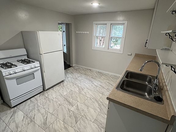 3rd image of 211 E Collins St