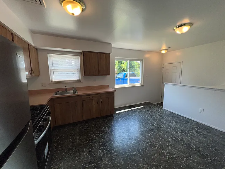 25563 Baker St — Photo 8