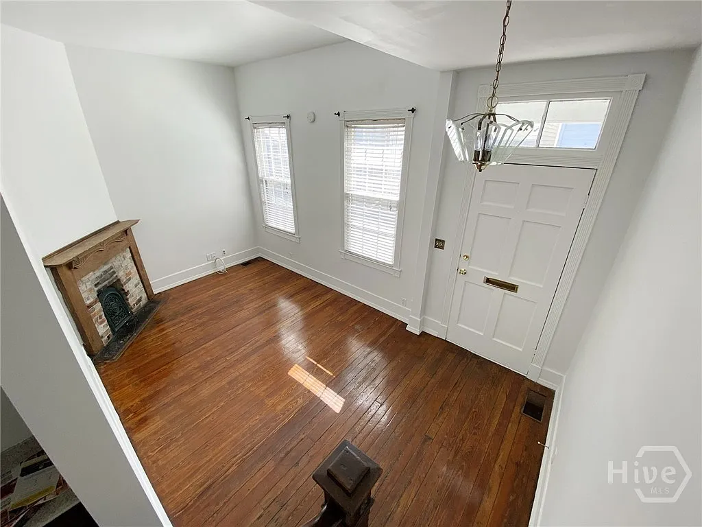 2 bed, 1.0 bath, 798 sqft, $1,950 — Photo 2