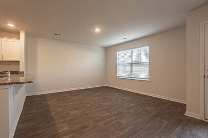 4th image of 206 Wall St