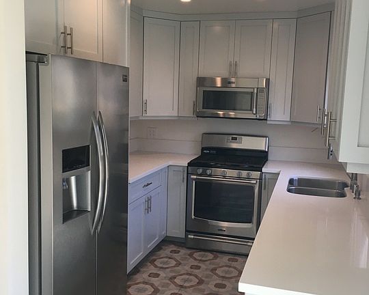 3rd image of 922 S Shenandoah St APT 1