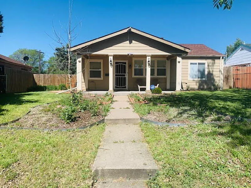 3 bed, 1.0 bath, 840 sqft, $2,400 — Photo 2