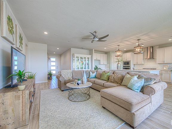 2nd image of 11014 Alcazar Ave