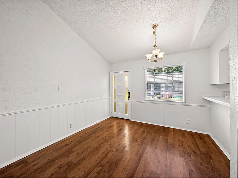208 Bexar Dr — Photo 17