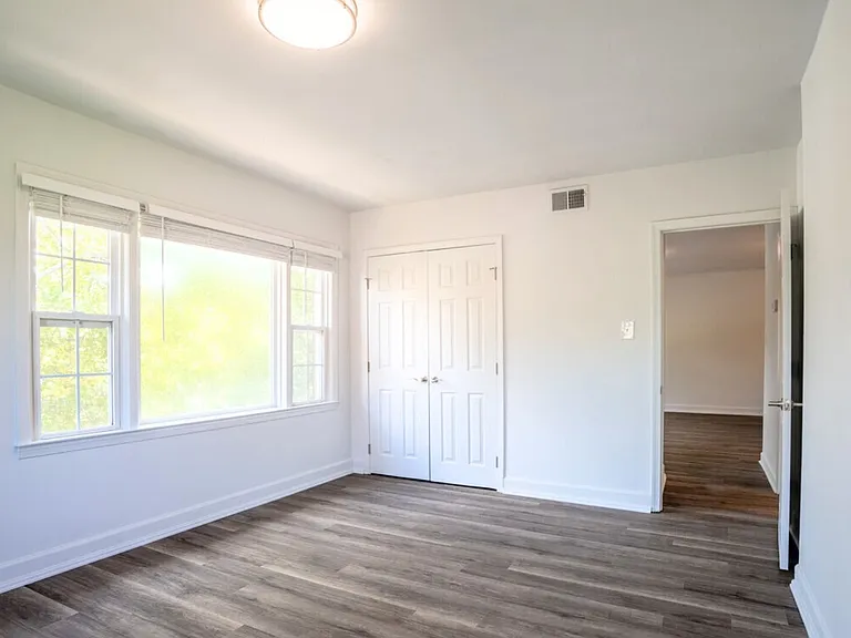 Colonial Village Apartments — Photo 21