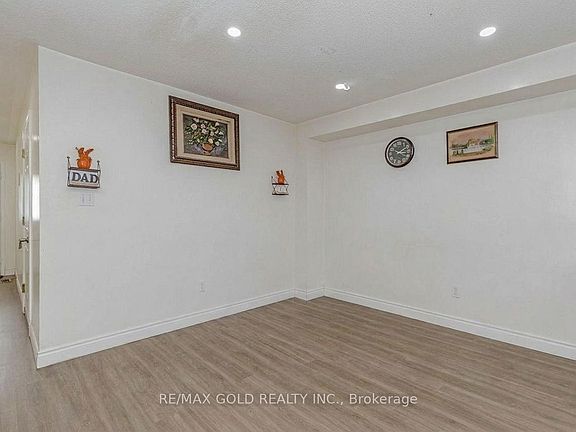 2nd image of 35 Ridgefield Ct