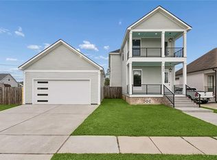 900 Perrin Dr, Arabi, LA 70032