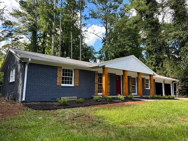 558 Stonewood Dr — Photo 3