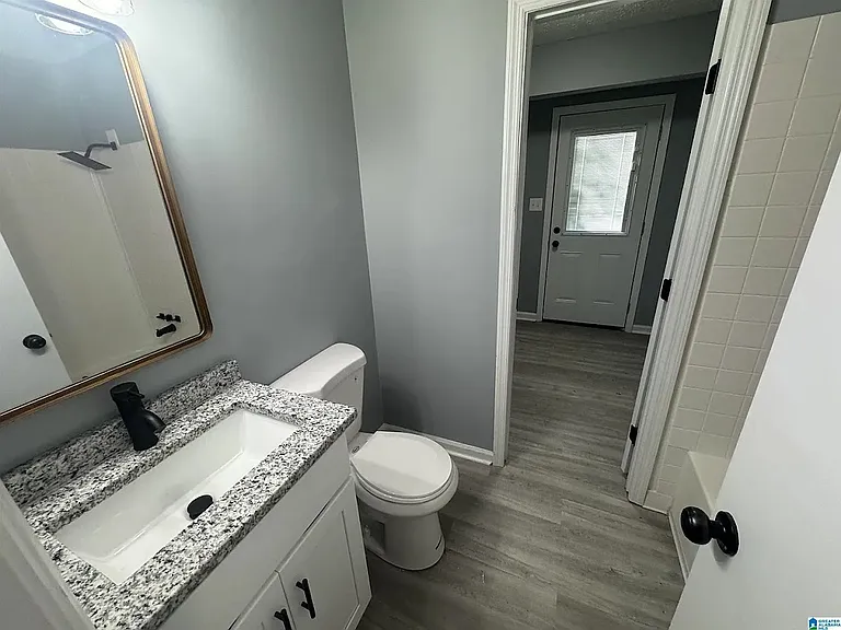 438 Henry St — Photo 6