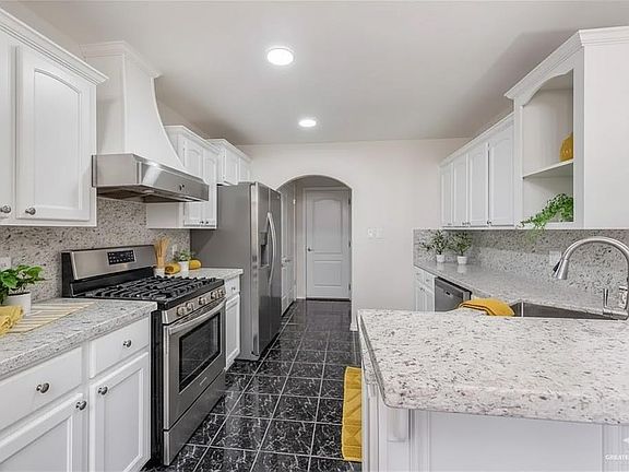 3rd image of 4207 Hill Crest Dr