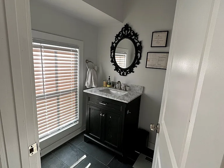 402 Queen St — Photo 15