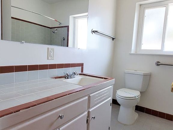 5th image of 472 Sloat Ave