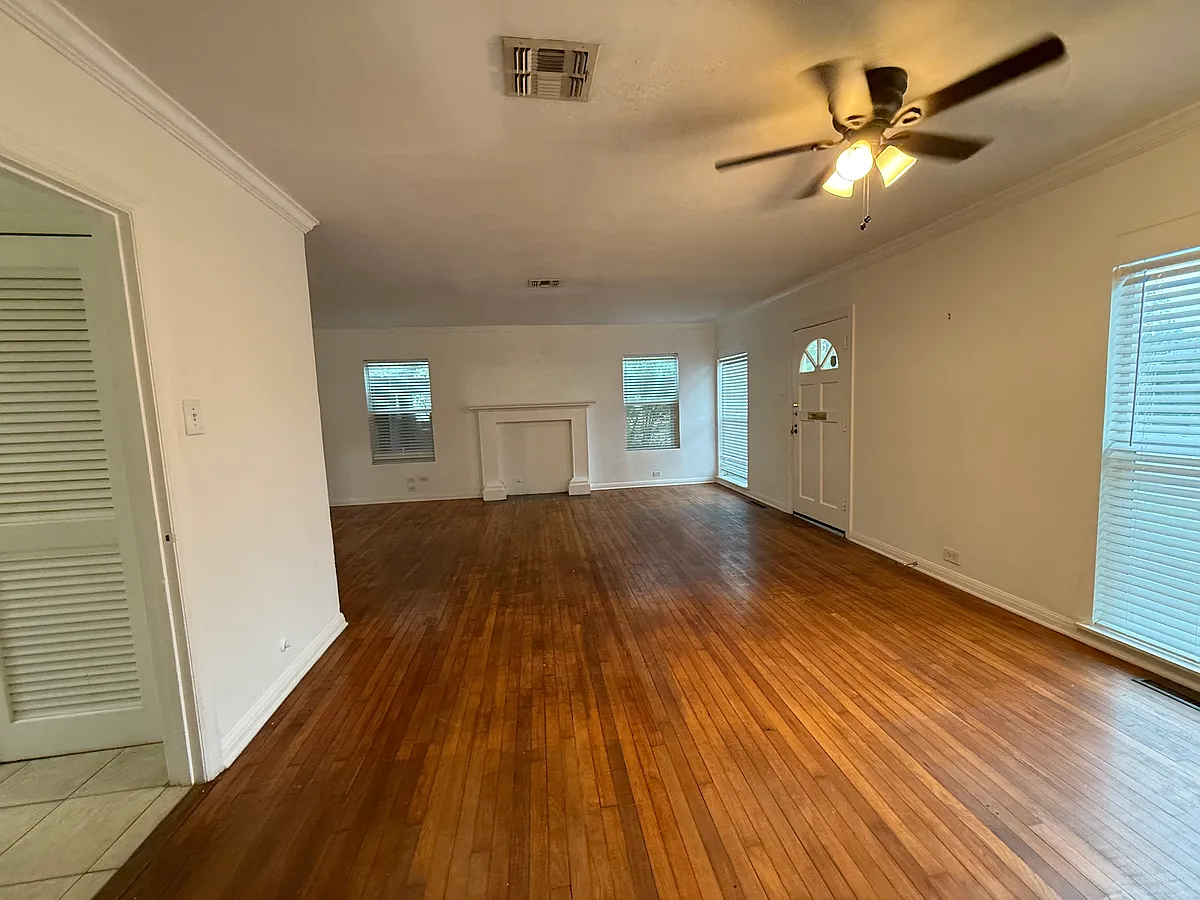 Building Photo - 206 Chevy Chase Dr