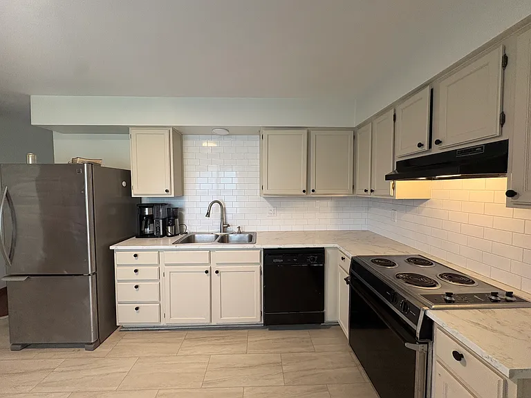 1000 E Bingham St — Photo 4