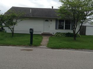 6 Marian Dr, Muscatine, IA 52761