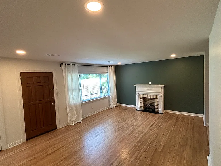 421 W Adams St — Photo 3