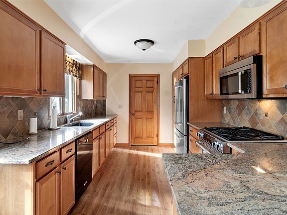 4th image of 36 Woodland Dr