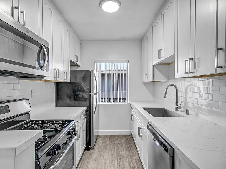 2233 S Ridgeley Dr #303 — Photo 4