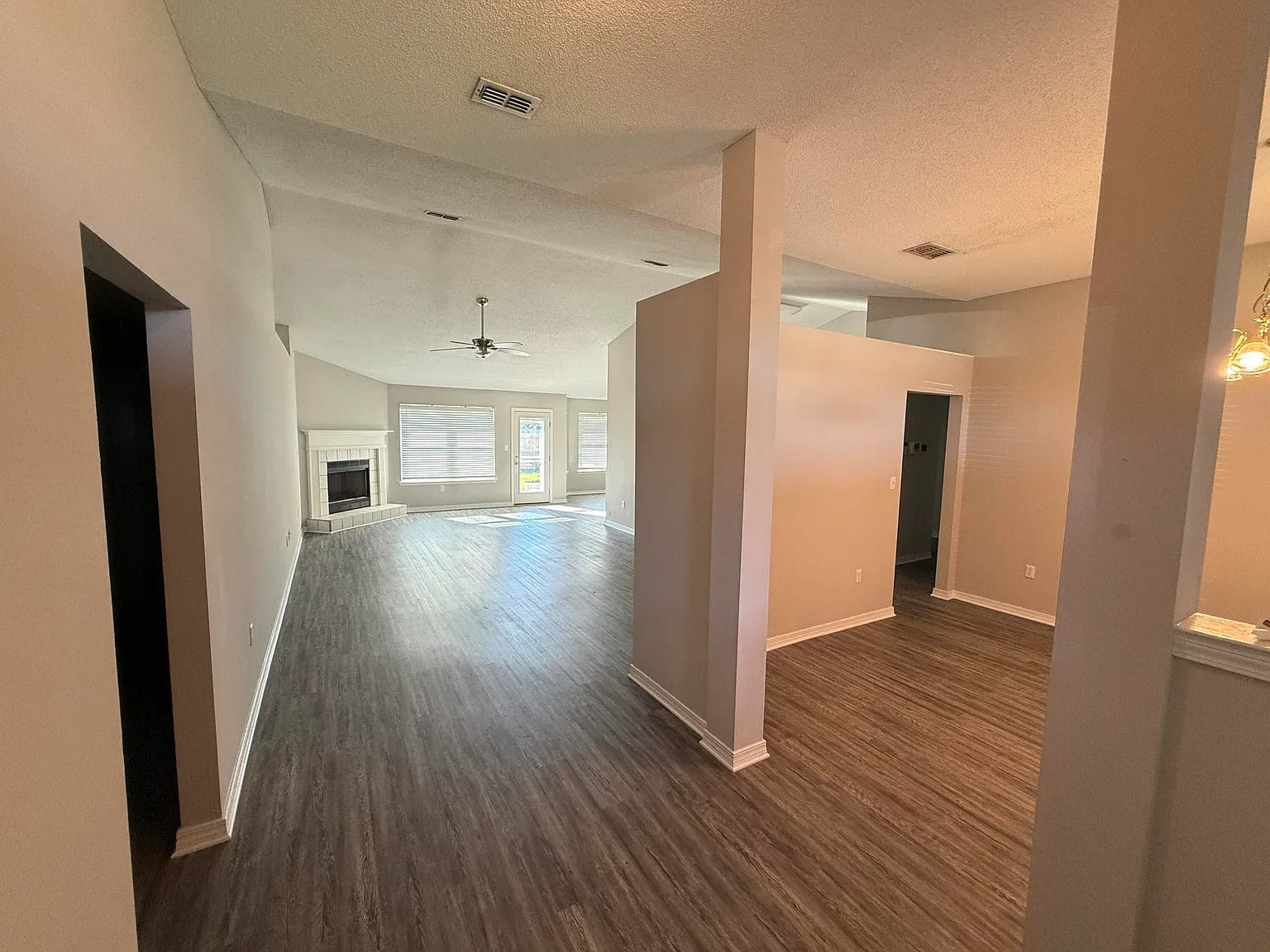 4 bed, 2.0 bath, 2376 sqft, $2,500 — Photo 3