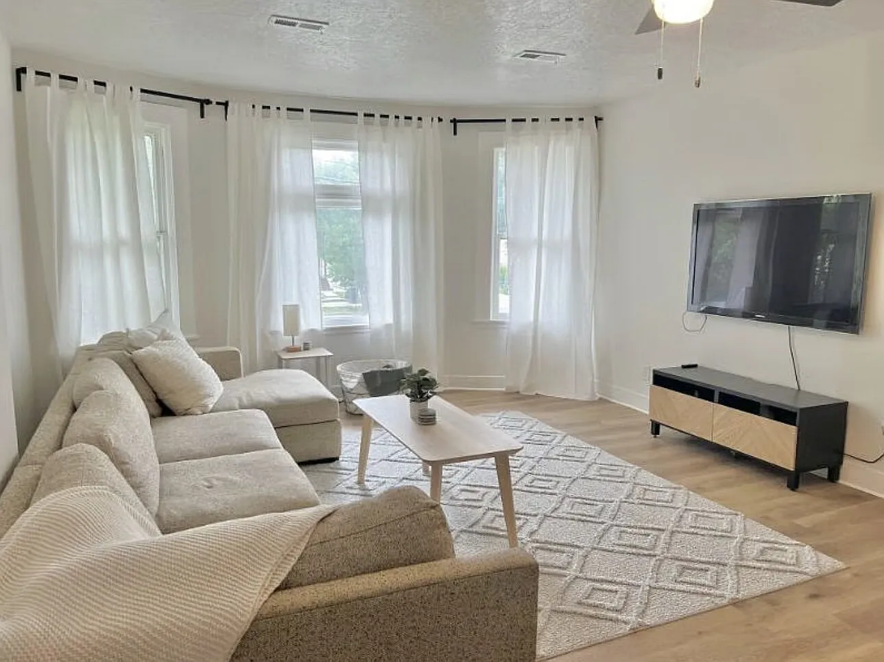 3 bed, 1.0 bath, 1200 sqft, $1,750 — Photo 4