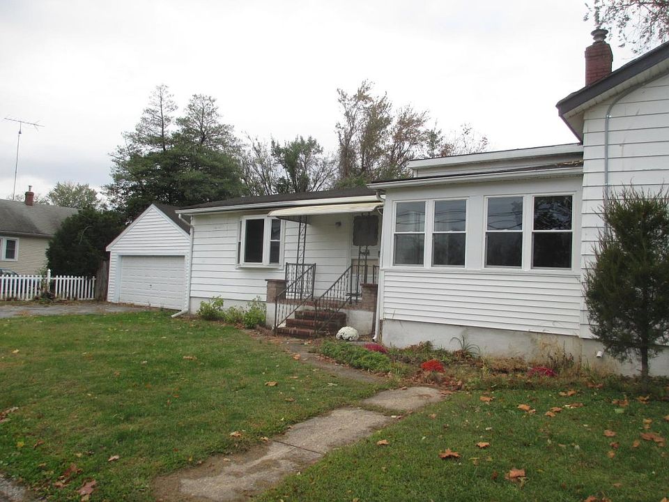 Hill Street Entrance with breakfast nook