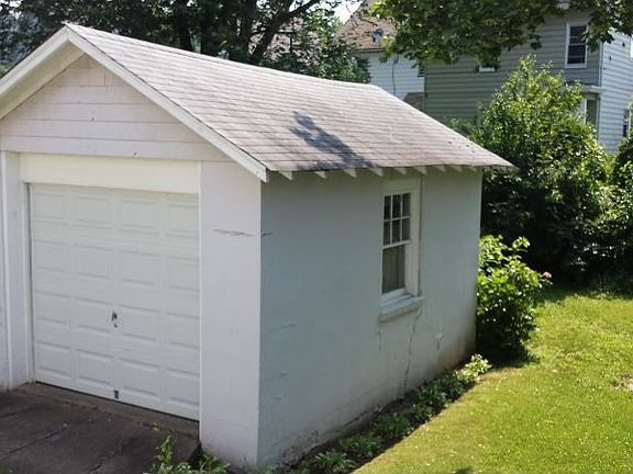 2nd image of 130 Rollinson St