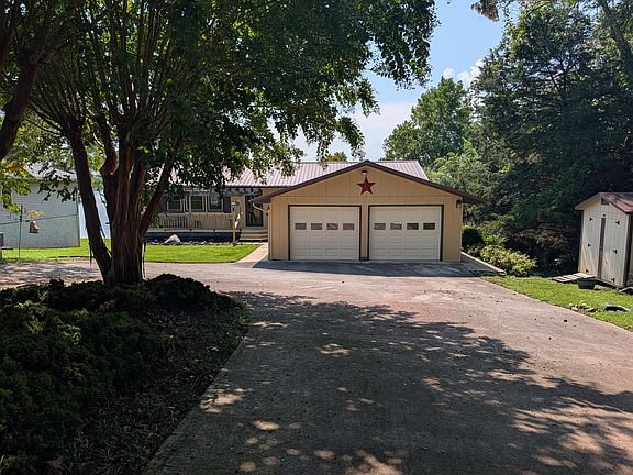 5th image of 300 Lake Forest Ln