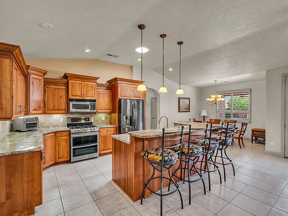 4th image of 1339 E Saint James Ln