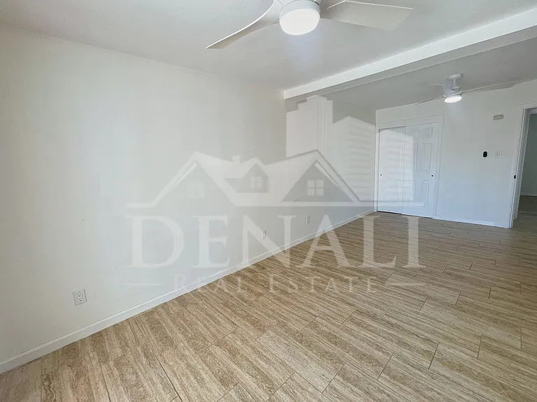 2401 E Meadowbrook Ave — Photo 26