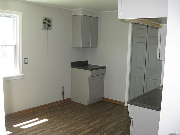 5th image of 644 Montrose Ave