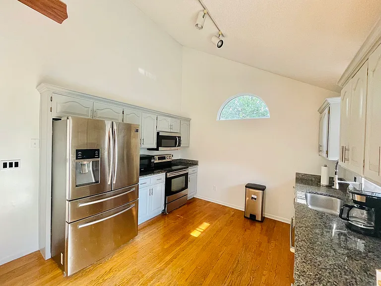 1704 NE Whitestone Dr — Photo 9