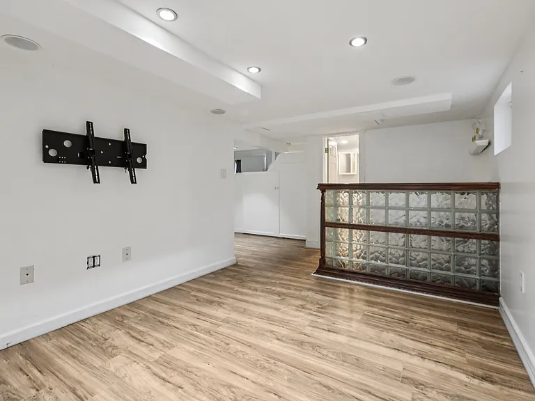 56 Gordon St — Photo 32