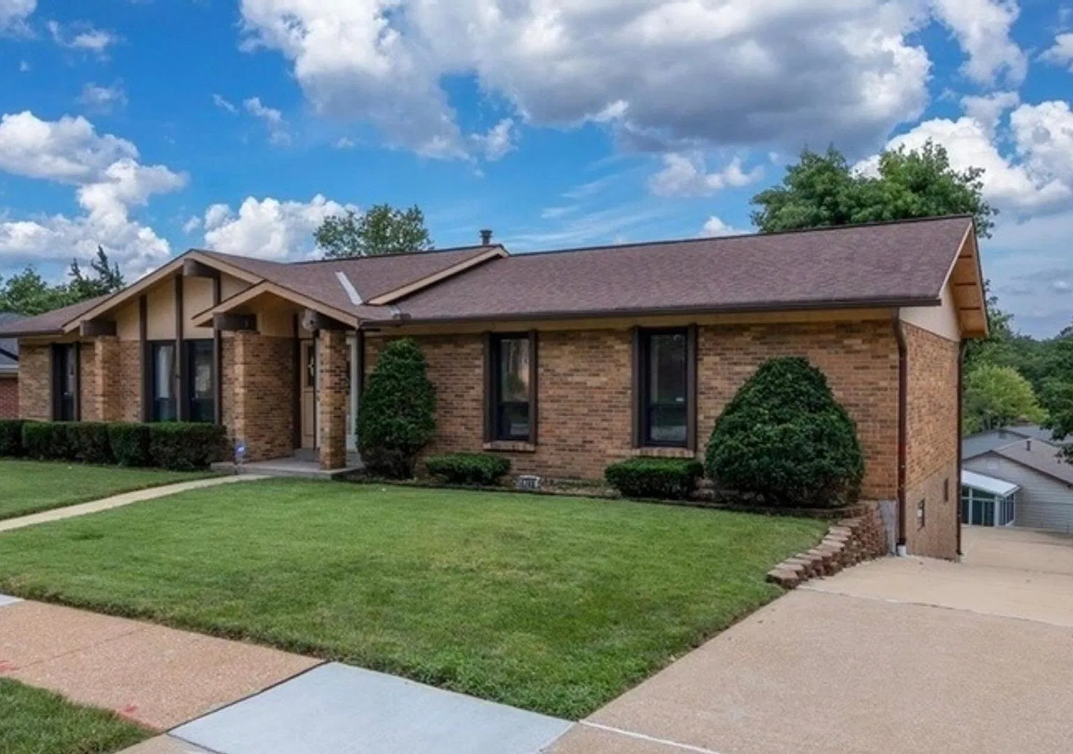 Spacious 4BR House in Saint Louis — Photo 2