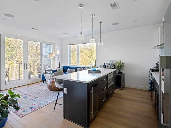 946 Saratoga St #302, Boston, MA 02128