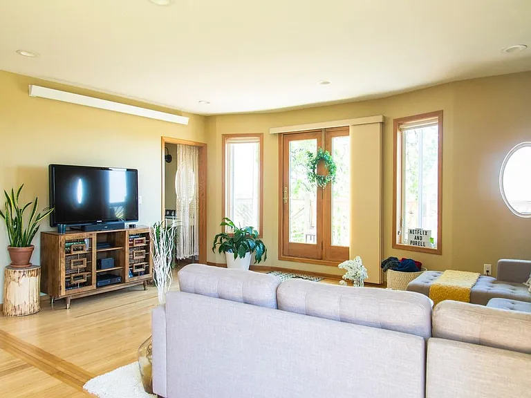 15 E 7th St #3 — Photo 3