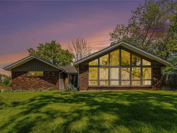 3716 Birchwood Dr, Kansas City, MO 64137