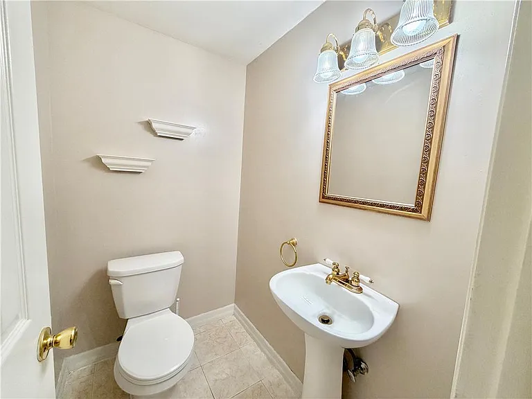1160 Brentwood Ave — Photo 8