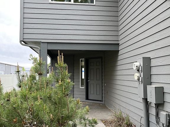 2nd image of 752 NE Larch Ave #752