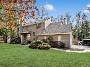 7 Timber Ridge Dr, Simsbury, CT 06070