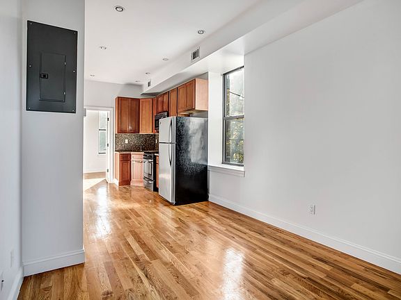 4th image of 142 Carroll St #1
