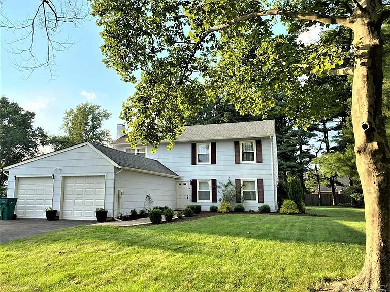 47 Linden Ln — Photo 1