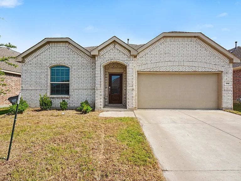 1118 Mahogany Ln — Photo 3