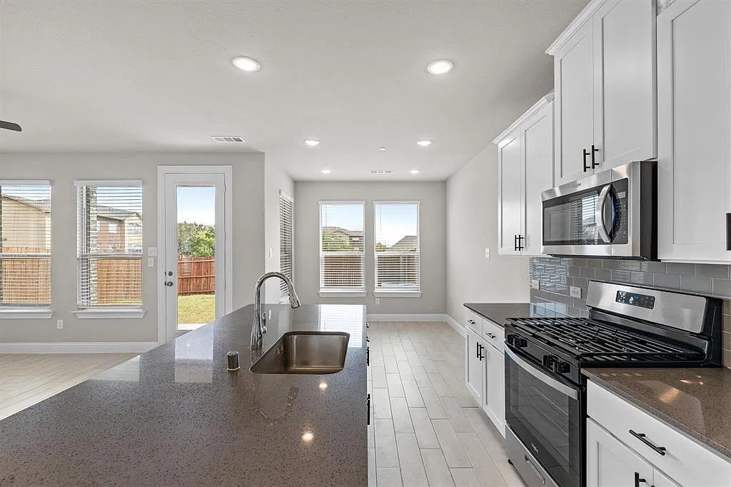 3 bed, 2.5 bath, 2015 sqft, $3,000 — Photo 3