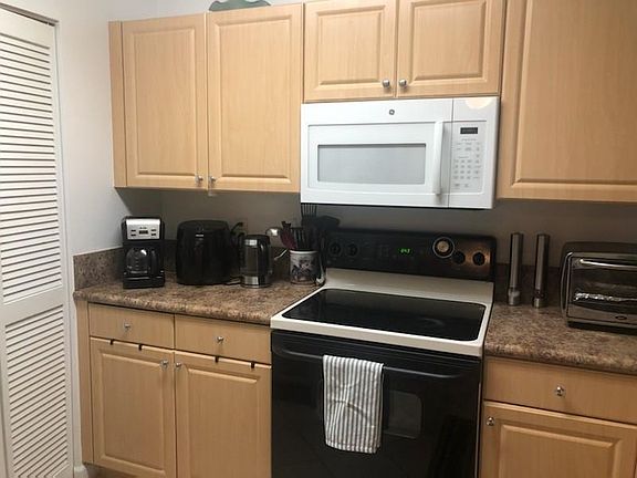 5th image of 609 E Sheridan St APT 203