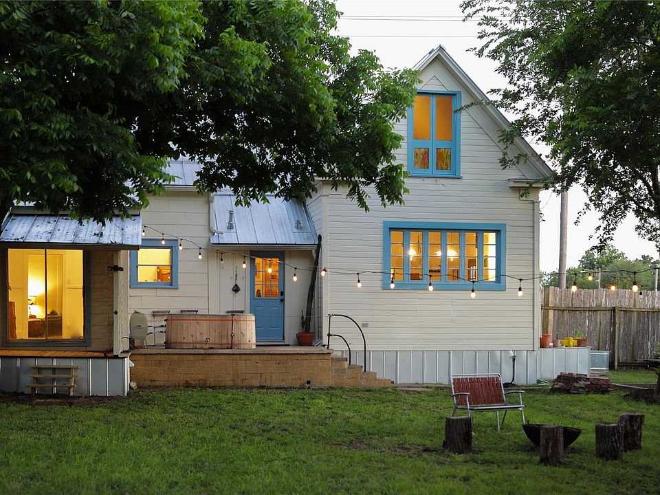 1st image of 200 E Brenham St