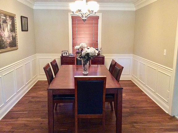 Dining w/crown moulding