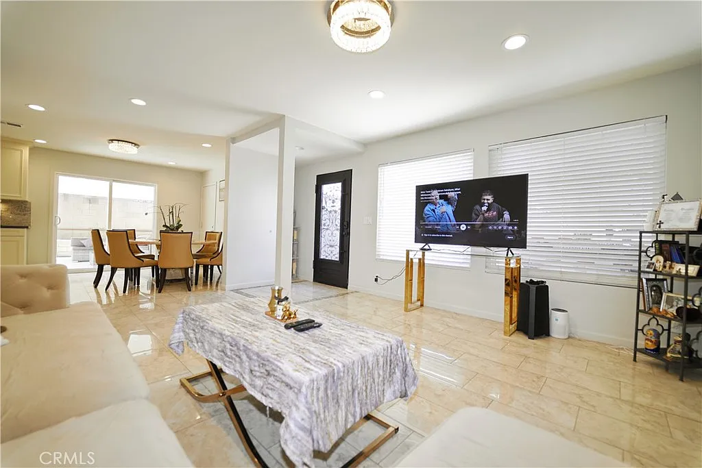 3 bed, 1133 sqft, $3,950 — Photo 4