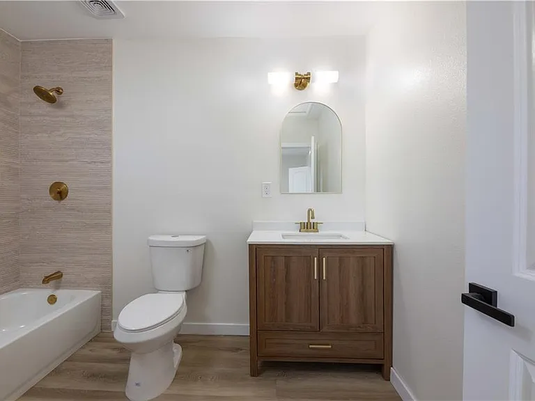 5030 N Lyman Ave — Photo 4