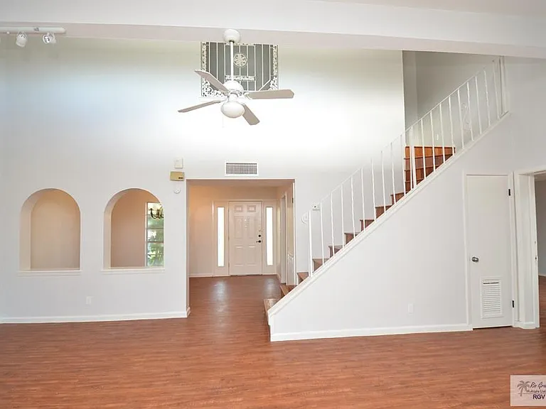 704 Zapata Ave — Photo 7