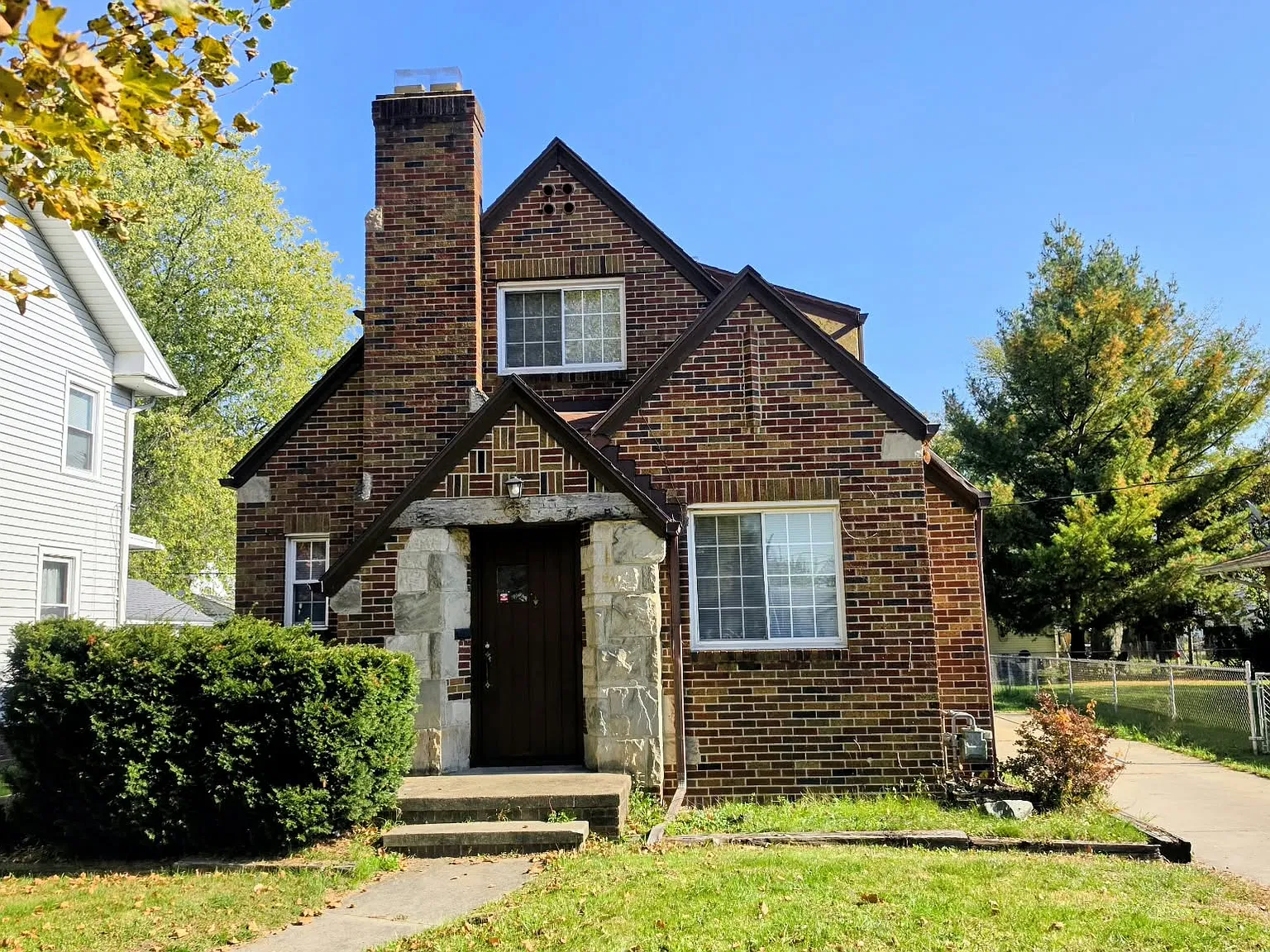 655 Caswell Ave — Photo 1